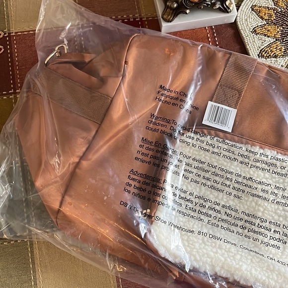 Brand New Weekender Duffle Travel Bag Removable Faux Sherpa Pouch Crossbody - Picture 9 of 15